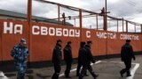 Надзиратель и осужденные колонии строгого режима. Иллюстративное фото