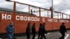 Надзиратель и осуждённые в тюрьме в России. Иллюстративное фото