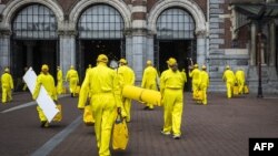 Klimatski aktivisti Extinction Rebellion, globalnog ekološkog pokreta, blokirali su ulaz u Rijksmuseum u Amsterdamu 7. septembra 2024. u znak protesta protiv glavnog sponzora muzeja ING.