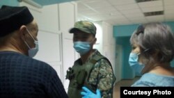 Syýasy aktiwist Kenžebek Abişew we onuň aklawçysy Gulnara Žuaspaewa. Almaty regiony, 15-nji aprel, 2021