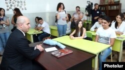 Armenia - Education Minister Armen Ashotian visits a public school in Yerevan, 1Sep2015.