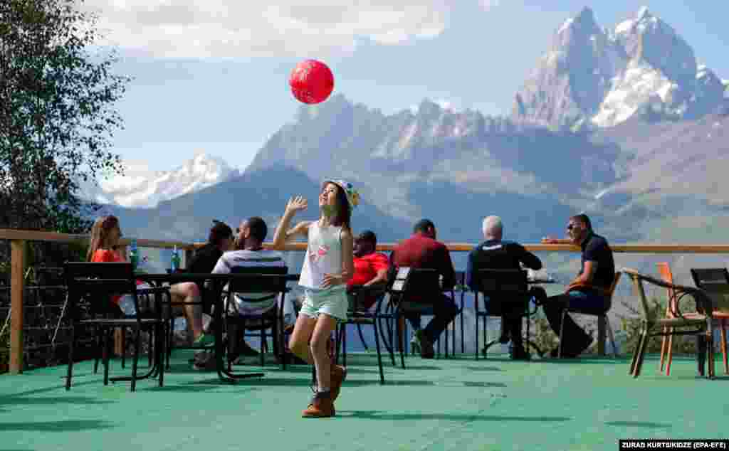 A terrace overlooking the mountains on a sunny day in the town of Mestia, some 400 kilometers west of the Georgian capital Tbilisi. (epa-EFE/Zurab Kurtsikidze)&nbsp;