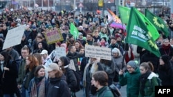 Протестиращи държат плакати по време на митинг в Дрезден, Източна Германия, 30 януари 2025 г.