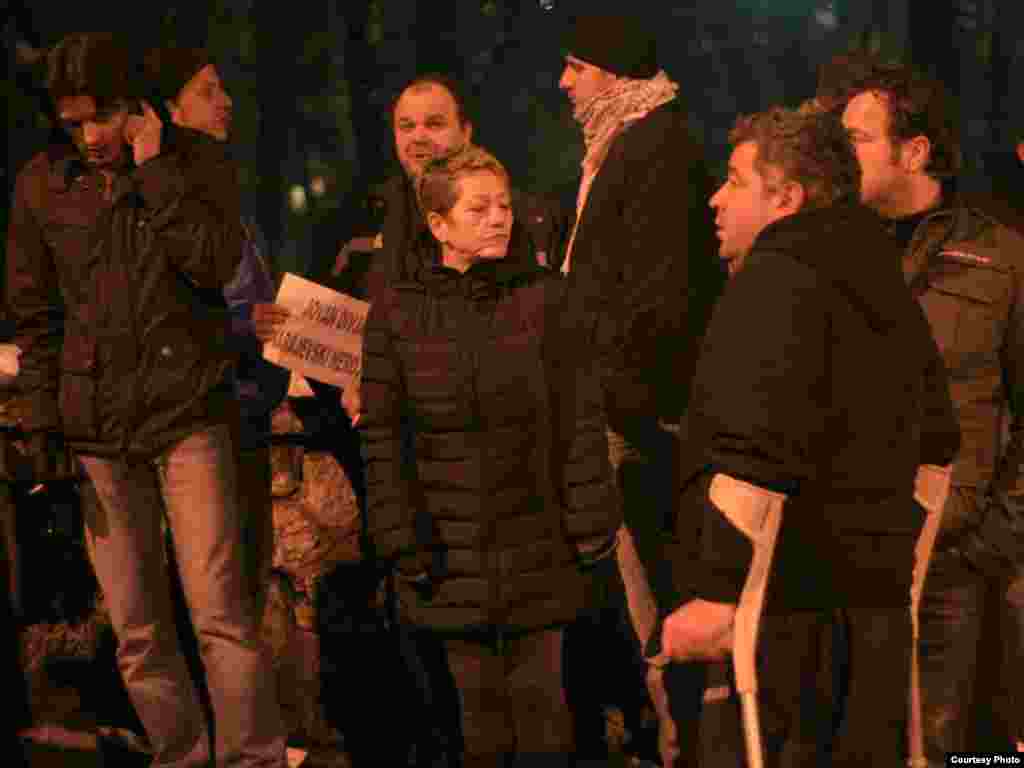 Jovan Divjak uhapšen u Beču zbog slučaja Dobrovoljačka, građani Sarajeva mirnim protestima ispred Austrijskog veleposlanstva traže njegovo oslobađanje. Foto: Nermin Čolić / Radiosarajevo.ba