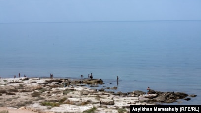 Жігіт қайын енесін биік өкшелі туфлимен сиқытады