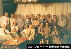 عکسی از نشست اعضای محفل ملی ایران و اعضای محفل محلی تهران در سال ١٣۵٩؛ به گزارش مرکز اسناد بهایی‌ستیزی در ایران بیشتر این افراد اعدام شدند