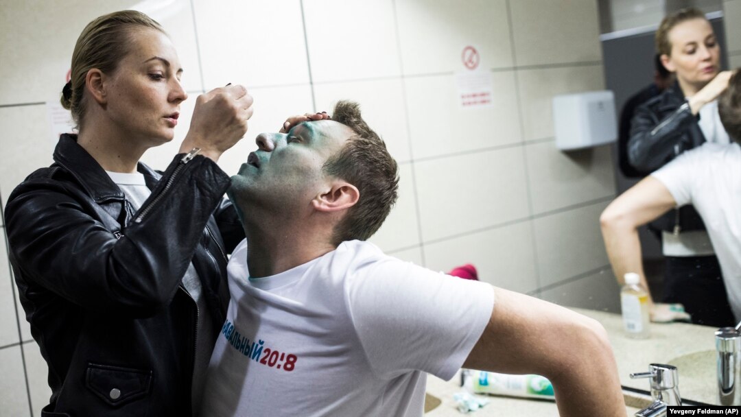 Iulia, soția lui Aleksei Navalnîi, îl îngrijește după ce necunoscuți i-au aruncat o substanță în față, la încheierea unei conferințe în Moscova, 27 aprilie, 2017.