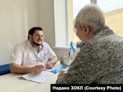 Микола Воробйов під час прийому пацієнта