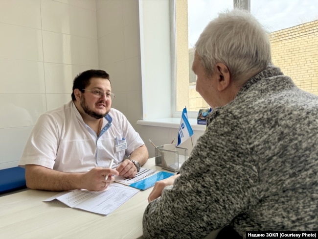 Микола Воробйов під час прийому пацієнта