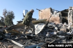 Un kurd din Irak examinează daunele provocate de un atac transfrontalier iranian, pe 3 martie 2026.