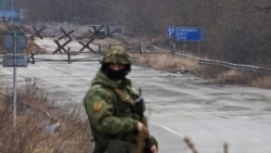 Беларускі вайсковец патрулюе мяжу з Украінай на фоне ўкраінскіх абарончых аб'ектаў каля памежнага пераходу Новая Гута, Гомельская вобласьць, Беларусь, 28 студзеня 2025 году