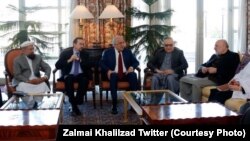 د افغانستان د سولې او پخلاینې لپاره د امریکا خاص استازی زلمی خلیل‌زاد د سولې پروسې لپاره د افغان حکومت له مؤظف شویو چارواکو سره د کتنې پر مهال.