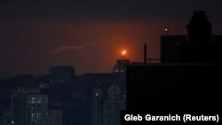 Службовці української ППО збивають російський дрон у ході атаки вночі 26 лютого 2026 року