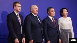 Аляксандар Лукашэнка і ягоны сын Мікалай пазуюць з прэзыдэнтам Кіргізстану Садырам Жапаравым і першай лэдзі Айгуль перад цырымоніяй адкрыцьця VI Сусьветных гульняў качэўнікаў на «Бішкек-Арэне» 31 жніўня 2026 году