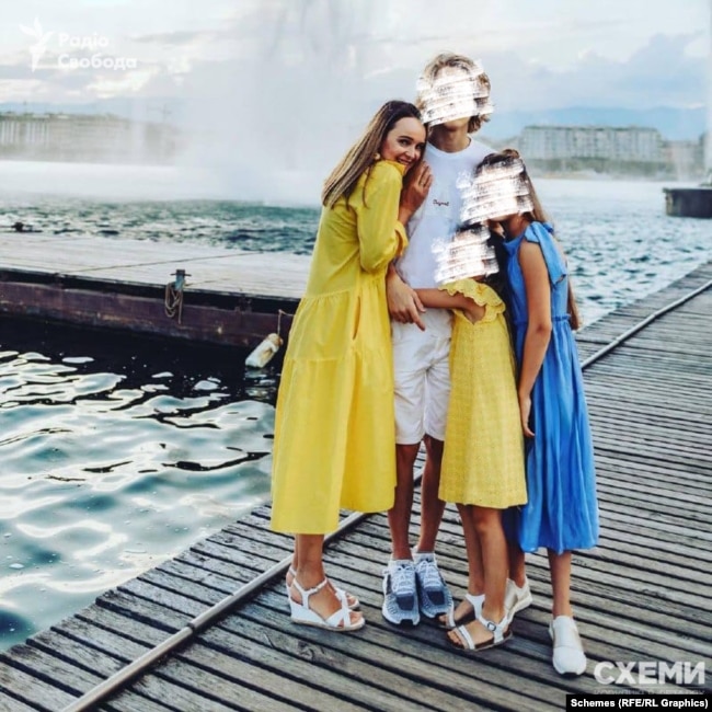 Журналісти «Схем» розшукали фото колишньої дружини Германа Галущенка із його дітьми на набережній у Женеві. Серед них і Максим