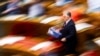 Orbán Viktor érkezik a parlament üléstermébe, a Nemzetközi Büntetőbíróságból való kilépési eljárás megindításáról szóló szavazásra 2025. május 20-án