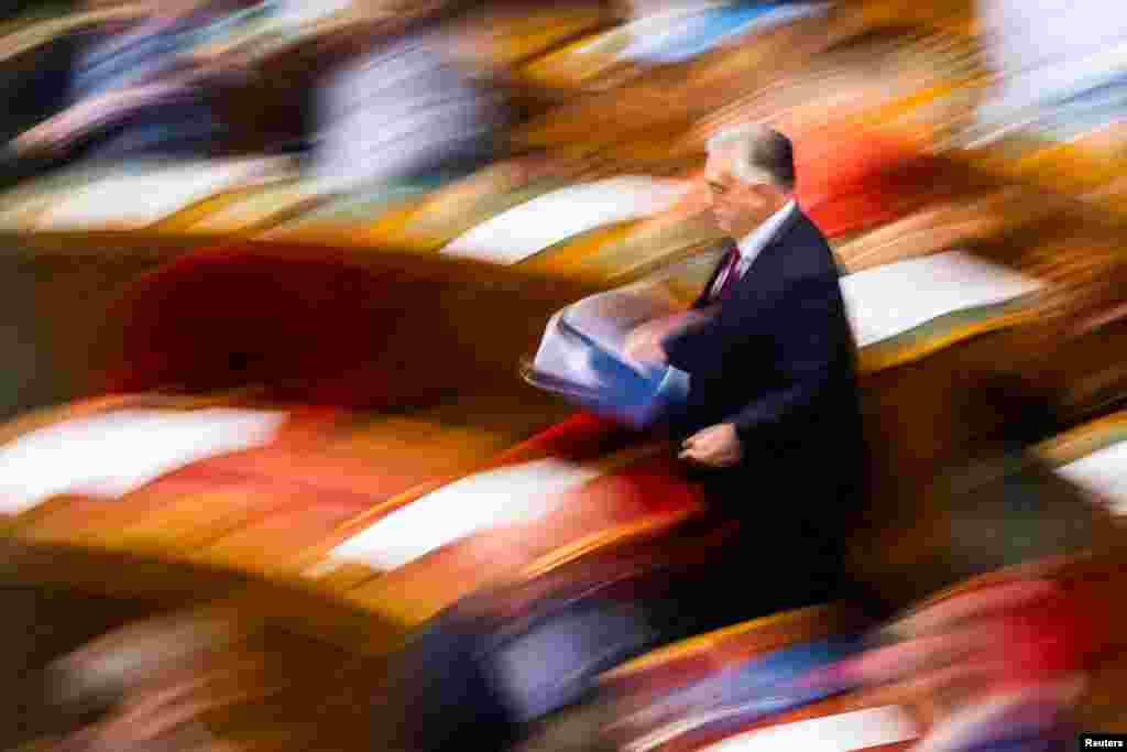 Mađarski premijer Viktor Orban stiže na glasanje u parlamentu u Budimpešti o povlačenju Mađarske iz Međunarodnog kaznenog suda.