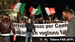 Protest la Roma împotriva măsurilor sanitare impuse pentru a limita răspândirea pandemiei de coronavirus, 27 octombrie 2020.