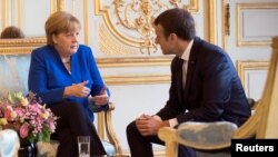 Германия канцлері Ангела Меркель мен Франция президенті Эммануэль Макрон. Париж, 13 шілде 2017 жыл.