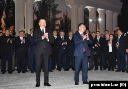 İlham Əliyev və Sadır Japarov parkın açılışında.