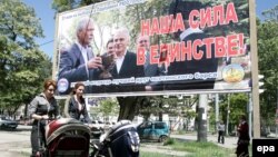 Если за партийным антуражем скрывается лишь грызня между местными группами за власть, за доступ к бюджетным ресурсам, то, конечно, лучше завернуть свои истинные мотивы в яркую, красивую и не очень понятную обертку. Так рождаются союзы российских и югоосетинских политических деятелей