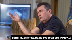 На питання, коли, за прогнозами закінчиться пандемія, Данілов сказав, що «світ вважає, що вона закінчиться ближче до наступного літа»