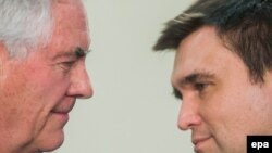 Sekretari amerikan i Shtetit, Rex Tillersondhe ministri i jashtëm i Ukrainës Pavlo Klimkin. 