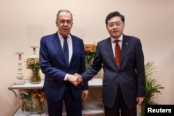 Ministri i Jashtëm rus, Sergei Lavrov, takohet me homologun e tij kinez, Qin Gang, në margjinat e takimit të ministrave të Jashtëm të G20-ës në Nju Delhi, Indi, 2 mars 2023.