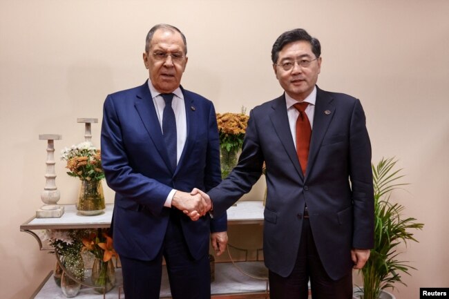 Ministri i Jashtëm rus, Sergei Lavrov, takohet me homologun e tij kinez, Qin Gang, në margjinat e takimit të ministrave të Jashtëm të G20-ës në Nju Delhi, Indi, 2 mars 2023.