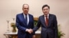 Міністр закордонних справ Китаю Цінь Ган (п) зі своїм російським колегою Сергієм Лавровим на полях зустрічі очільників МЗС країн G20 у Нью-Делі, Індія, 2 березня 2023 року