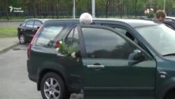 Навумчык ля магіл Быкава і Бураўкіна