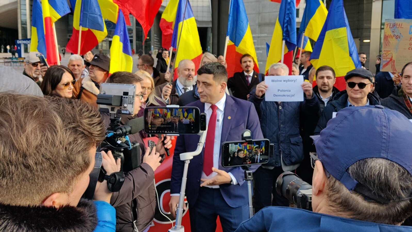 George Simion, liderul AUR, s-a alăturat mulțimii de protestatari din fața Parlamentului European de la Bruxelles timp de 20 de minute.