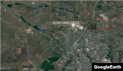 Синім позначені населені пункти під контролем української армії, червоним – бойовиків. Трикутник – ймовірне місце розміщення озброєння.