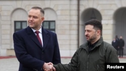 Президент Польщі Кароль Навроцький (л) і президент України Володимир Зеленський, архівне фото