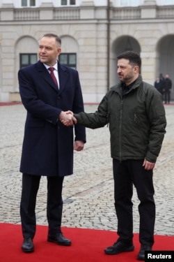 უკრაინის პრეზიდენტი ვოლოდიმირ ზელენსკი (მარცხნივ) და პოლონეთის პრეზიდენტი კაროლ ნავროცკი. ვარშავა, პოლონეთი, 2025 წლის 19 დეკემბერი.
