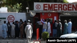 Люди собираются возле больницы в Кабуле, они разыскивают пропавших и пострадавших близких после взрыва, унесшего жизни более 170 человек, 27 августа 2021 года