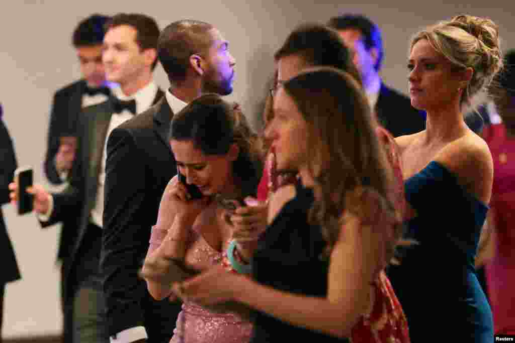 Reakcija gostiju na večeri nakon što su odjeknuli pucnji.