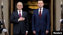 ABŞ-ın müdafiə naziri James Mattis (solda) və onun polşalı həmkarı Mariusz Blaszczak Pentaqonda