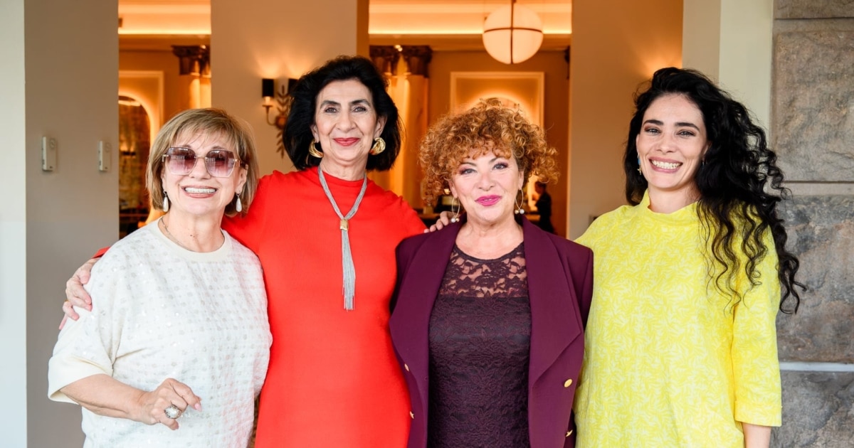 Историята ѝ е като в приказките. Расте като обикновено момиче,