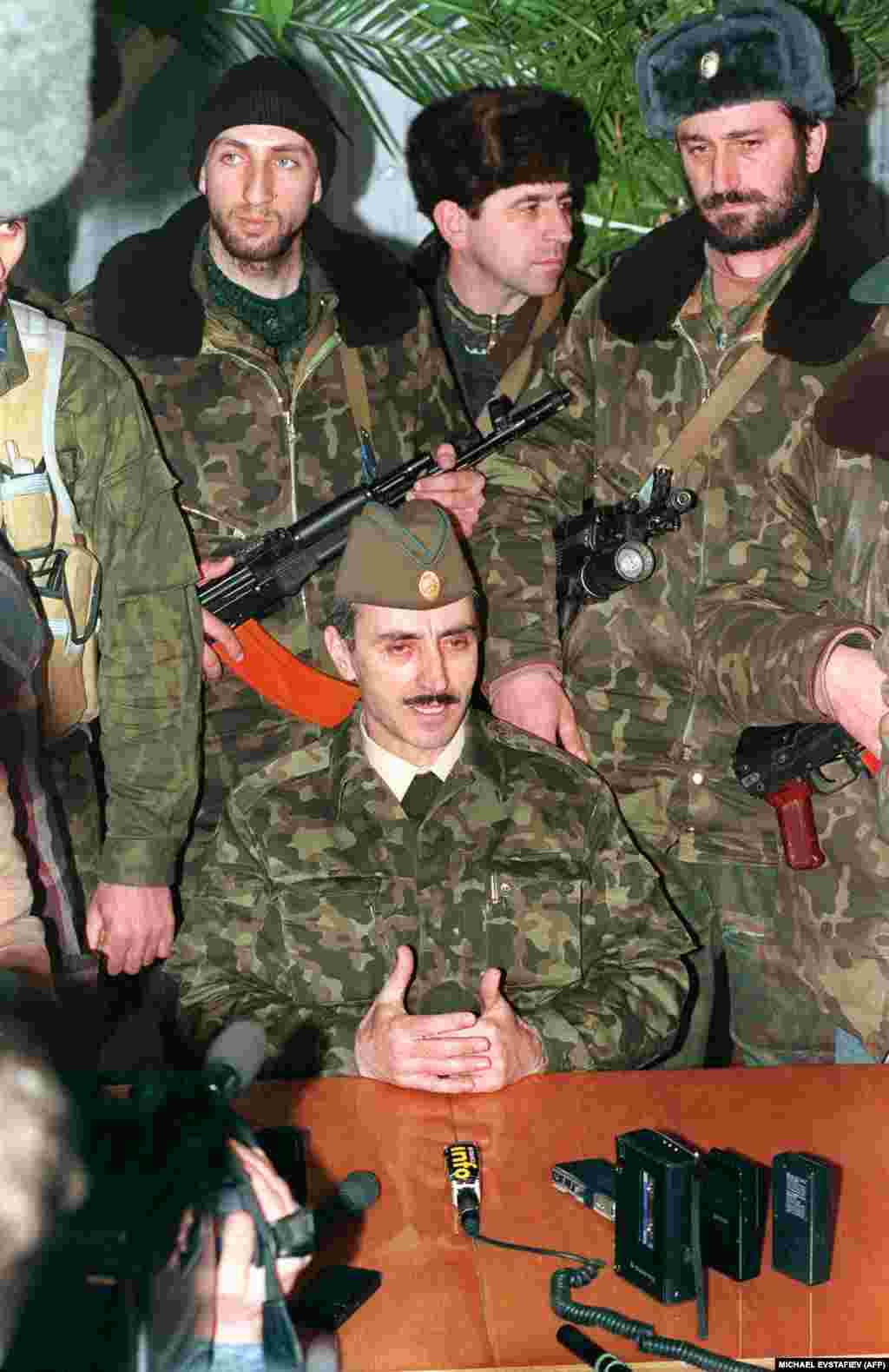 Президент самопровозглашенной Чеченской Республики Ичкерия Джохар Дудаев спешно проводит пресс-конференцию в одном из сел Чечни. Он потребовал прекратить убийства мирных граждан и начать немедленные переговоры между Москвой и Грозным.&nbsp;11 января 1995 года.&nbsp;