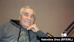 Efim Josanu în studioul Europei Libere de la Chișinău 