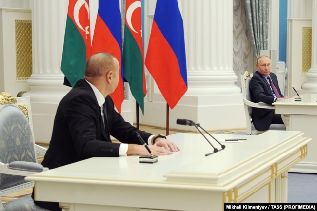 Presidenti rus Vladimir Putin dhe Presidenti i Azerbajxhanit Ilham Aliyev nënshkruajnë një deklaratë mbi bashkëpunimin aleat, Moskë, 22 shkurt 2022