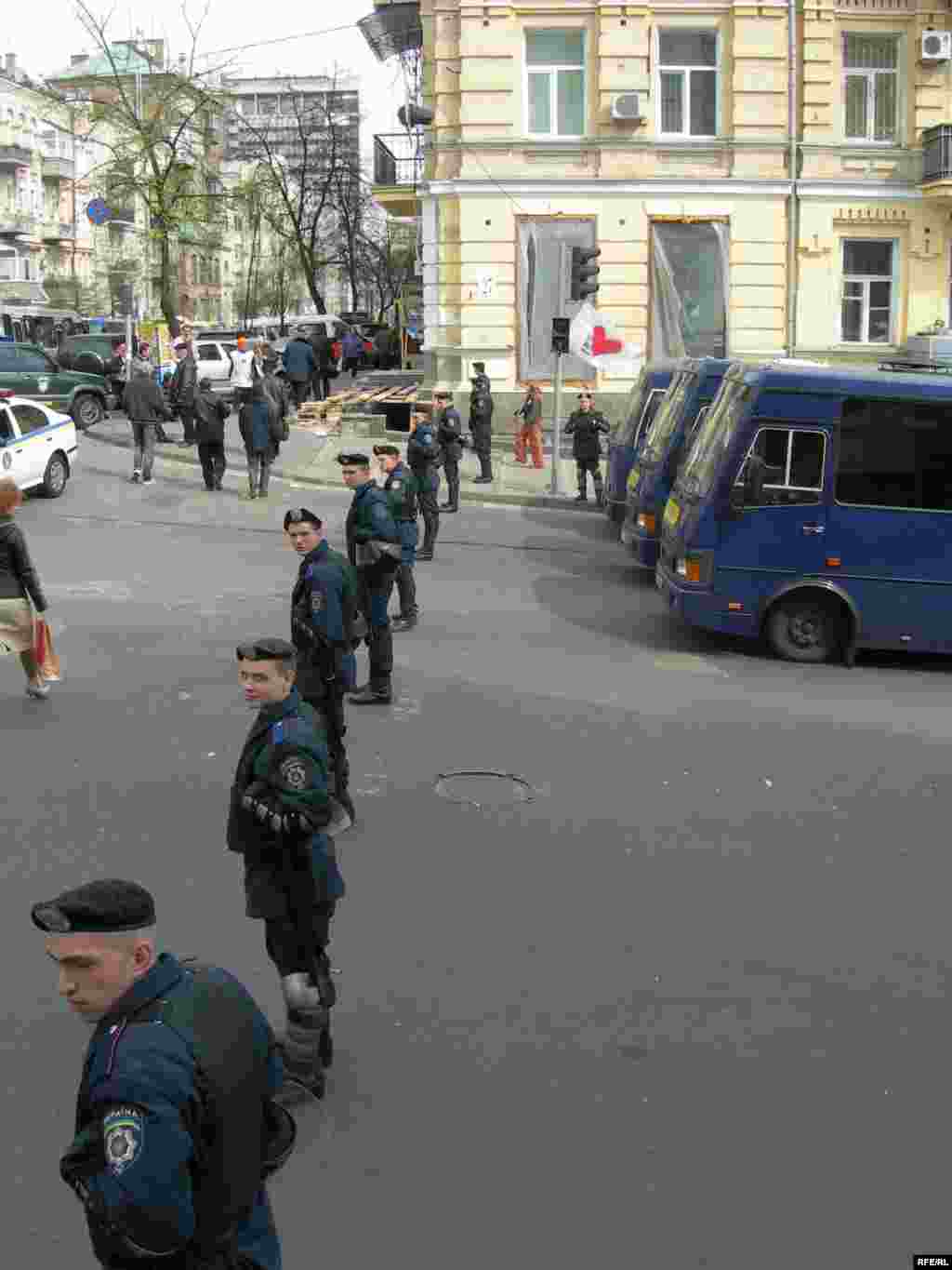 Protests near the Constitutional Court in Kyiv on April 19 (RFE/RL)