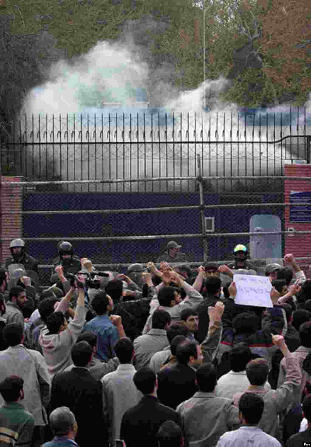 Iran,Hundreds of Iranian students crowded outside the British Embassy in Tehran, 04/01/2007