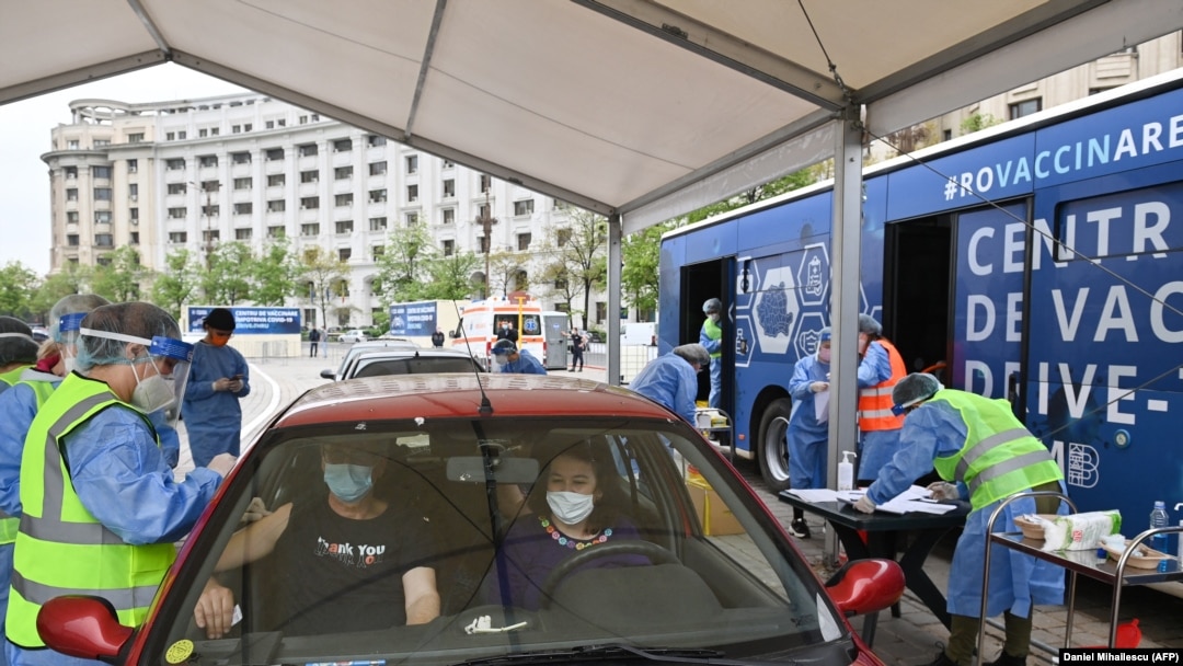 Centrele de vaccinare drive-thru nu sunt doar pentru bucureșteni: în cel puțin alte 20 de orașe din țară, în weekend-ul acesta doritorii se pot vaccina cu serul Pfizer.