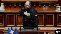 За словами Стефанчука, Київ готовий до «змістовних переговорів» щодо закінчення війни з Росією, зокрема на рівні голів держав, але для України є певні «червоні лінії», які «ніхто не має права перетнути – ні фізично, ні юридично, ні морально»