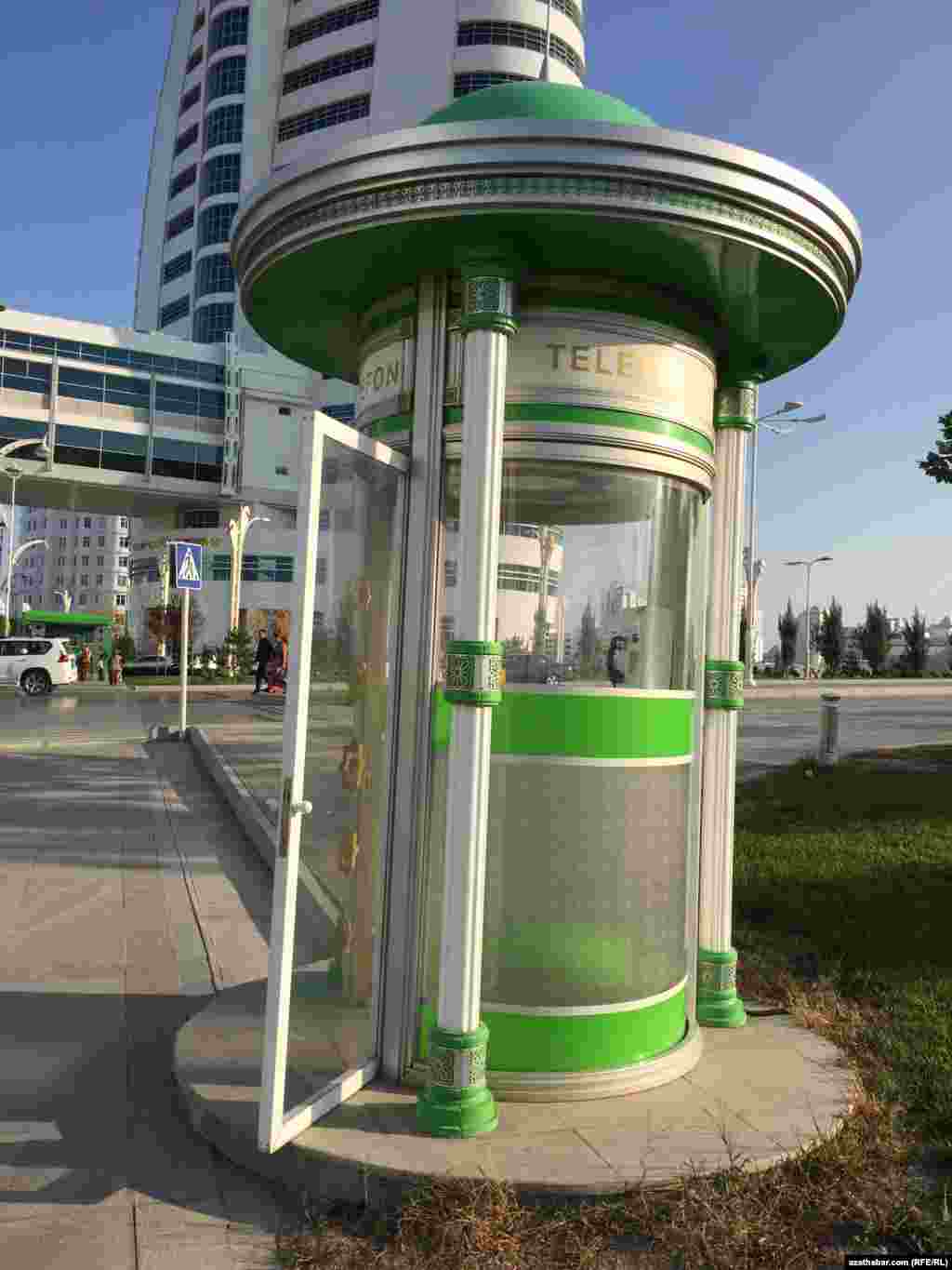 Aşgabatda oturdylan telefon kabinasy.