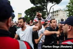 Protestuesit duke u përleshur me policinë gjatë protestës kundër ndërtimit të resortit në Zvërnec. Tiranë, 3 qershor 2026.