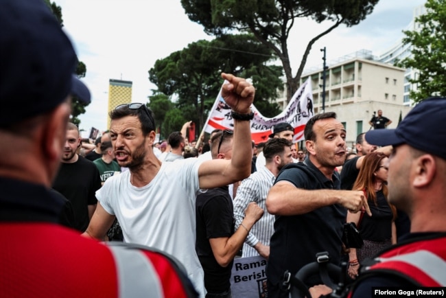 Protestuesit duke u përleshur me policinë gjatë protestës kundër ndërtimit të resortit në Zvërnec. Tiranë, 3 qershor 2026.