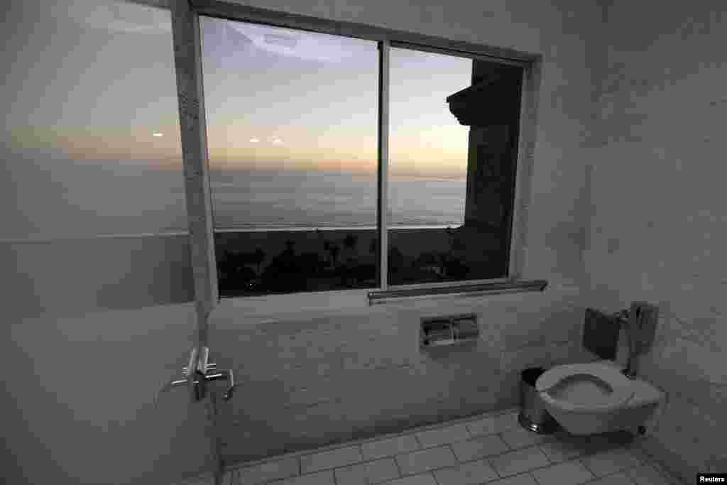 Прыбіральня з выглядам на Ціхі акіян у гатэлі Санта Моніка ў Кафорніі, ЗША.